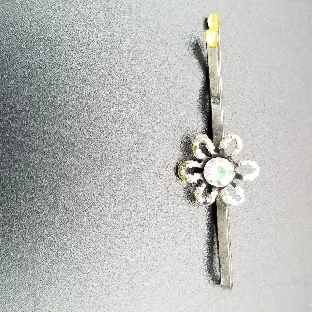 Regency flower crystal hair accessory pin. Misc.